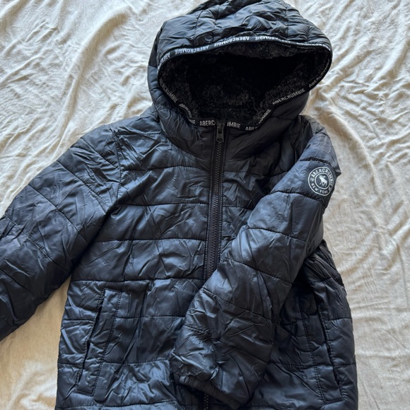 Little kid’s Abercrombie & Fitch puffer size 5-6 - Picture 2 of 3